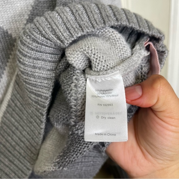 Derek Lam
Tonal Grey Diamond Knit Sweater Sz L - Picture 4 of 6